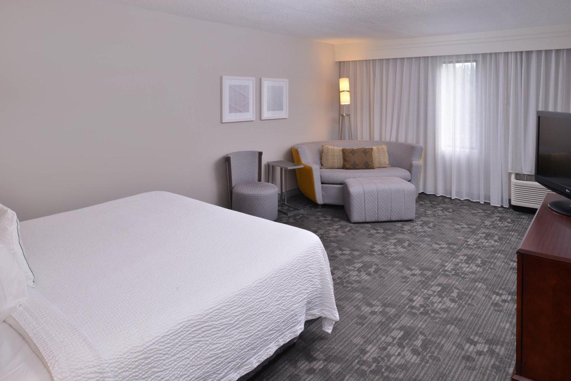 Courtyard By Marriott Decatur Hotell Exteriör bild